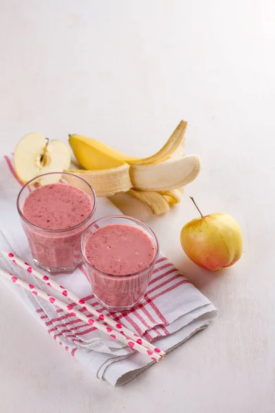 Bayas y batido de plátano (batido) ) —  Fotos de Stock