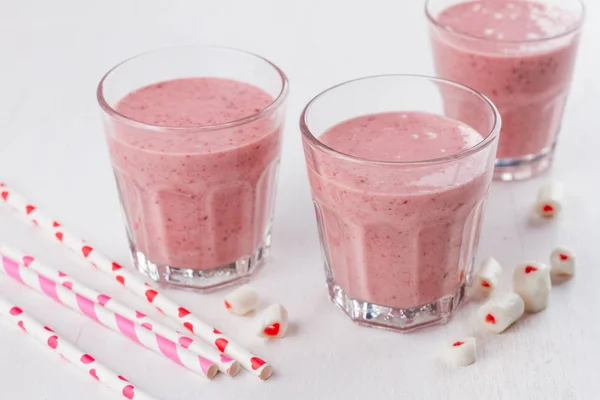 Çilek ve muz smoothie (muzlu süt) — Stok fotoğraf