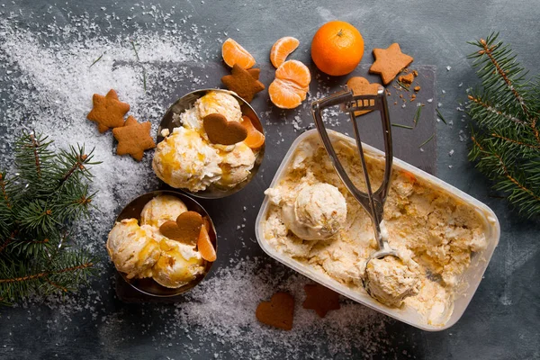 Ice cream with gingerbread and tangerine — Stock Photo, Image