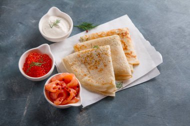 İştah açıcı krep somon, havyar ve ekşi krema ile