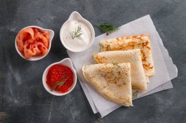 İştah açıcı krep somon, havyar ve ekşi krema ile