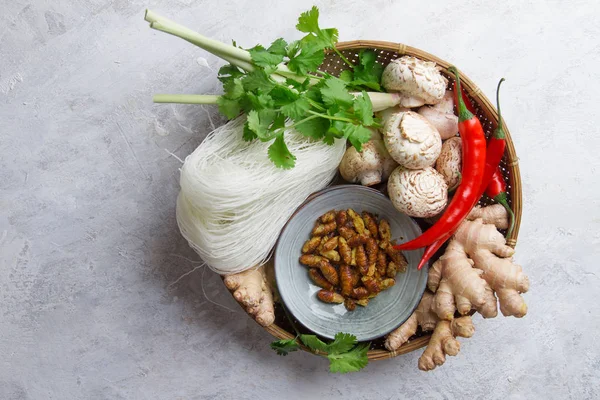 Ingredientes para comida asiática picante com inseto frito — Fotografia de Stock