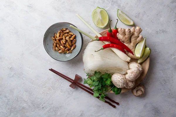 Ingredienti per cibo asiatico piccante con insetto fritto — Foto Stock