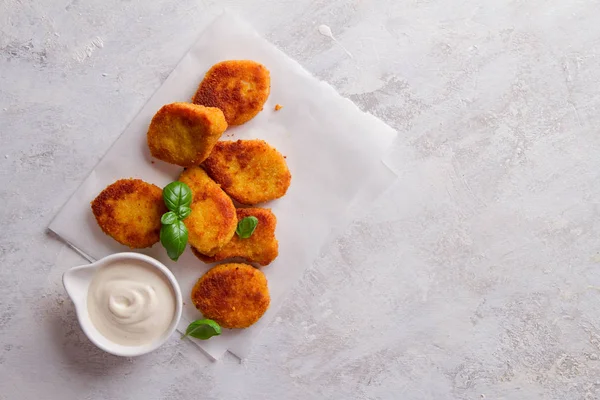 Frittierte knusprige Chicken Nuggets mit Soßen — Stockfoto
