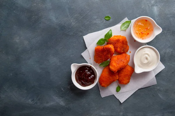 Frittierte knusprige Chicken Nuggets mit Soßen — Stockfoto