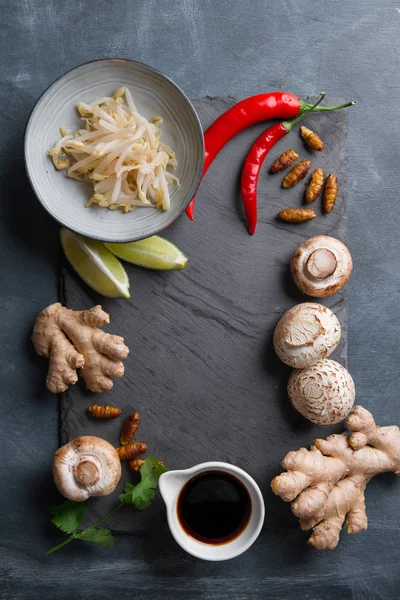 Zutaten für würzige asiatische Speisen mit gebratenem Insekt Stockbild