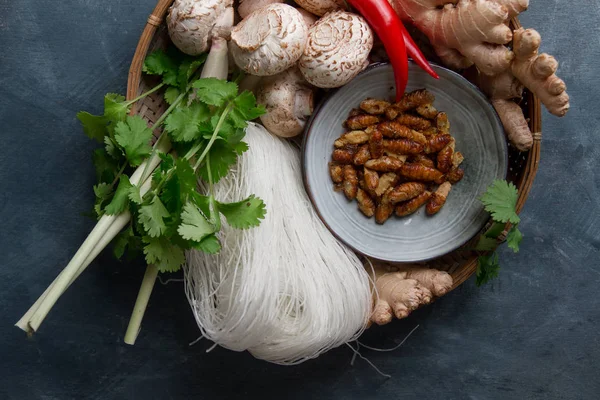 Ingredientes para comida asiática picante com inseto frito — Fotografia de Stock