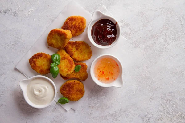 Stekt crispy chicken nuggets med såser — Stockfoto