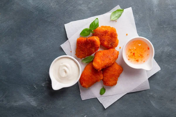 Frittierte knusprige Chicken Nuggets mit Soßen Stockbild