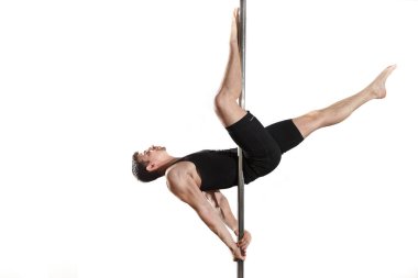 Genç, güçlü striptizci, siyah elbiseli gülümseyen adam. Beyaz arkaplan.