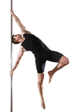 Genç, güçlü striptizci, siyah elbiseli gülümseyen adam. Beyaz arkaplan.