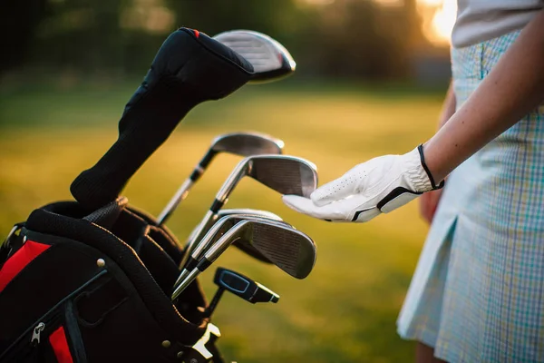 Golf sopasının yanında eldivenli bir el. Golf ekipmanı.