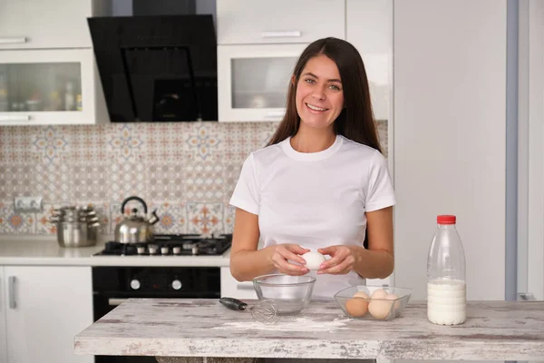 Una Joven Hermosa Mujer Ropa Blanca Está Preparando Para Cocinar —  Fotos de Stock