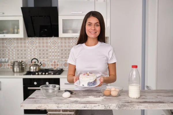 Una Joven Hermosa Mujer Con Ropa Blanca Cocinó Pasteles Pascua —  Fotos de Stock