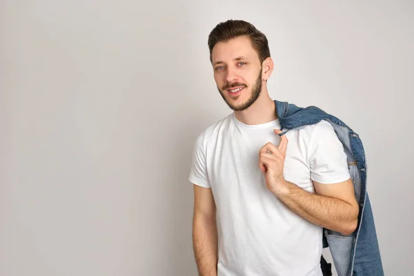 Ung Hipster Denim Casual Jacka Och Vit Shirt Håller Denim — Stockfoto
