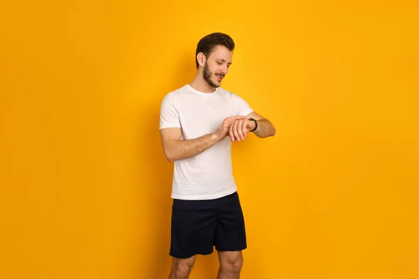 Idrottsman Bär Vit Shirt Och Svarta Shorts Över Gul Bakgrund — Stockfoto