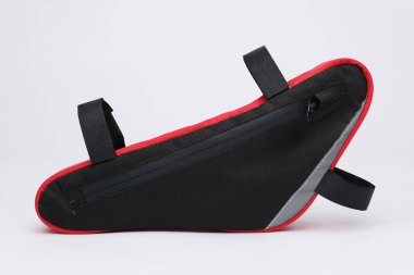 Çerçeveli modern bisiklet kumaşı çanta. Kırmızı renk. İzole, beyaz arkaplan.