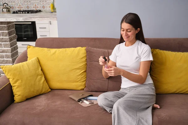 Perfil Una Chica Sentada Acogedor Sofá Marrón Casa Haciendo Manicura —  Fotos de Stock