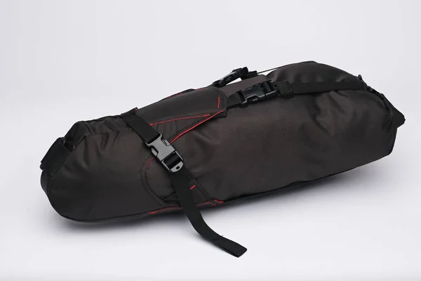 フレームやサドルマウント付きのモダンな自転車生地バッグ 赤いステッチの黒いバッグ 隔離された白い背景 — ストック写真