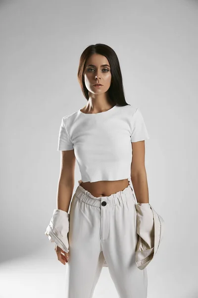 Menina Com Cabelos Longos Escuros Sportswear Branco Para Dançar Está — Fotografia de Stock
