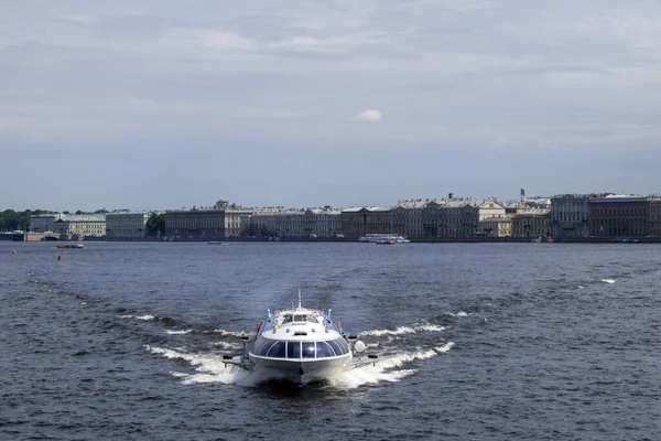St. Petersburg şehrindeki Neva Nehri 'nde yüzen gemi.