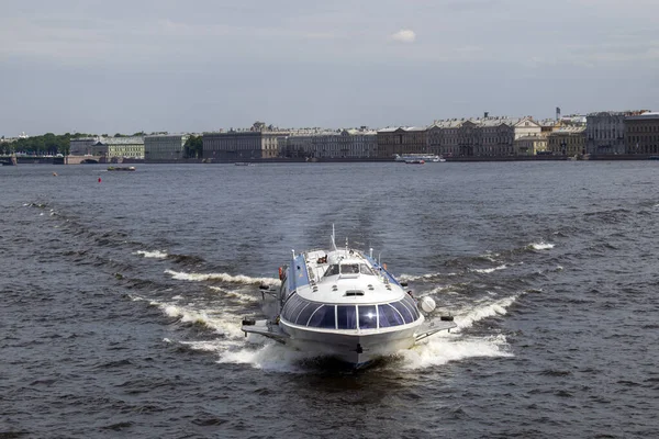 St. Petersburg şehrindeki Neva Nehri 'nde yüzen gemi.