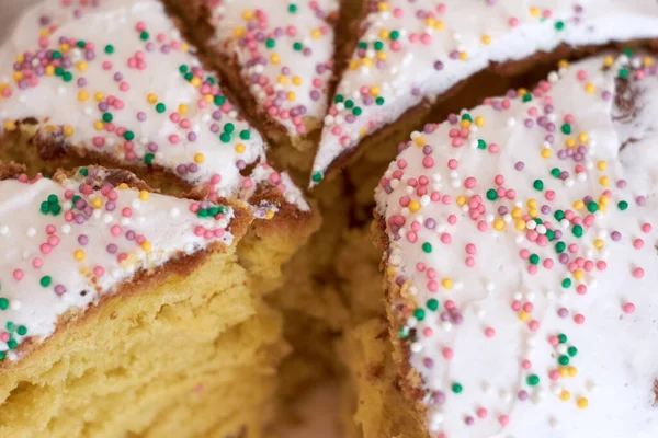 Bıçakla doğranmış Paskalya pastası. Yakın plan.