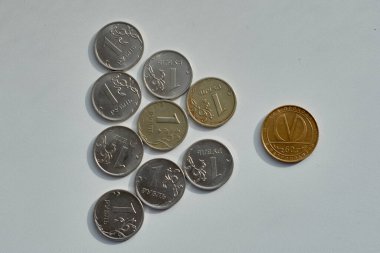 Yuvarlak madeni paralar. Bıçakla para kesmek.