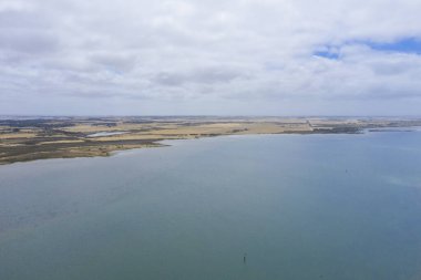 Bölgesel Avustralya 'da Murray Nehri' nin ağzındaki körfezin havadan görünüşü