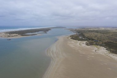 Güney Avustralya 'da Goolwa yakınlarında Murray Nehri' nin ağzındaki Koorong 'un hava fotoğrafı.