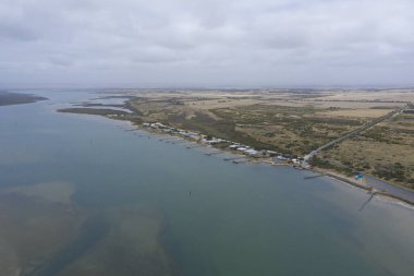 Güney Avustralya 'da Goolwa yakınlarında Murray Nehri' nin ağzındaki Koorong 'un hava fotoğrafı.