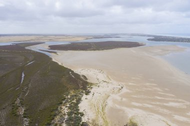 Güney Avustralya 'daki Goolwa yakınlarındaki Murray Nehri' nin ağzındaki The Coorong 'un hava fotoğrafı.