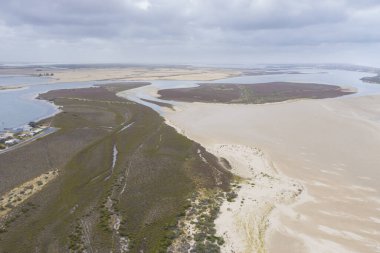 Güney Avustralya 'daki Goolwa yakınlarındaki Murray Nehri' nin ağzındaki The Coorong 'un hava fotoğrafı.