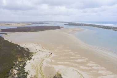 Güney Avustralya 'daki Goolwa yakınlarındaki Murray Nehri' nin ağzındaki The Coorong 'un hava fotoğrafı.
