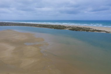 Avustralya 'nın güneyindeki Goolwa yakınlarında Murray Nehri' nin ağzının havadan çekilmiş fotoğrafı.