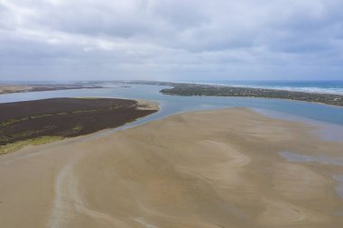 Avustralya 'nın güneyindeki Goolwa yakınlarında Murray Nehri' nin ağzının havadan çekilmiş fotoğrafı.