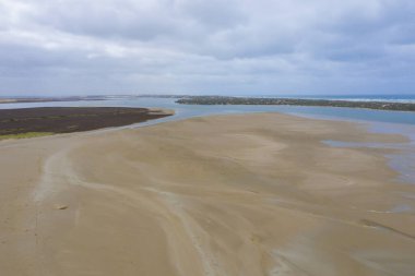 Güney Avustralya 'da Goolwa yakınlarında Murray Nehri' nin ağzının havadan çekilmiş fotoğrafı.