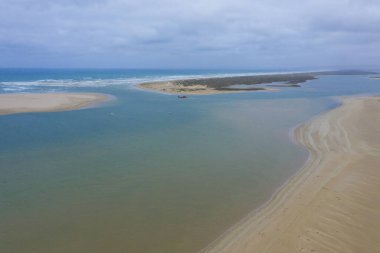Avustralya 'nın güneyindeki Goolwa yakınlarında Murray Nehri' nin ağzının havadan çekilmiş fotoğrafı.