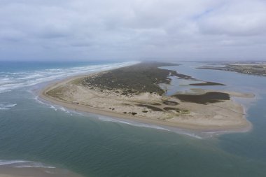 Güney Avustralya 'da Goolwa yakınlarında Murray Nehri' nin ağzının havadan çekilmiş fotoğrafı.