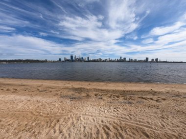 Perth Batı Avustralya 'daki Sir James Mitchell Parkı' nın karşısındaki Güney Perth manzarası.