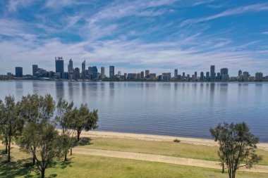 Perth Batı Avustralya 'daki Sir James Mitchell Parkı' nın karşısındaki Güney Perth manzarası.