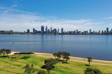 Perth Batı Avustralya 'daki Sir James Mitchell Parkı' nın karşısındaki Güney Perth manzarası.