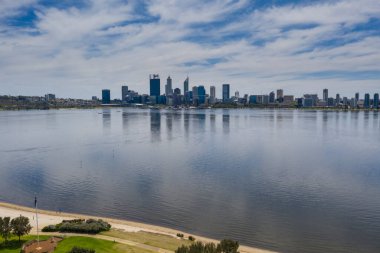 Perth Batı Avustralya 'daki Sir James Mitchell Parkı' nın karşısındaki Güney Perth şehrinin manzarası.