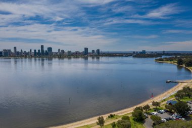 Perth Batı Avustralya 'daki Sir James Mitchell Parkı' nın karşısındaki Güney Perth şehrinin manzarası.