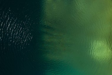 Karanlık ve aydınlık sularda dalgalanmalar