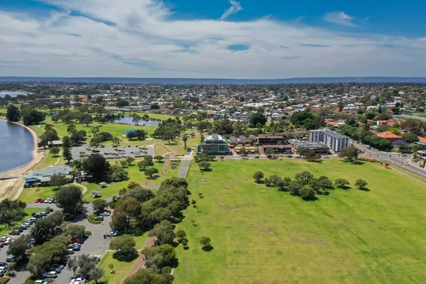 Perth Batı Avustralya 'daki Sir James Mitchell Parkı' ndan havadan ev ve göl manzarası.