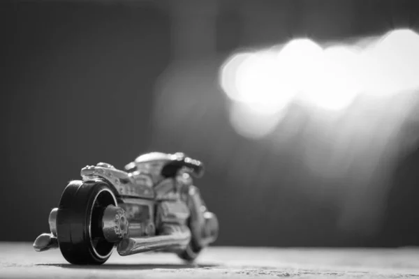 Miniatura Motocicleta Preto Branco Estacionado Sob Céu Nublado Visão Traseira — Fotografia de Stock