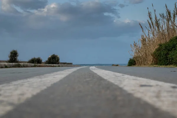 Denize giden yol beyaz çizgileri. Düşük kamera açısı.