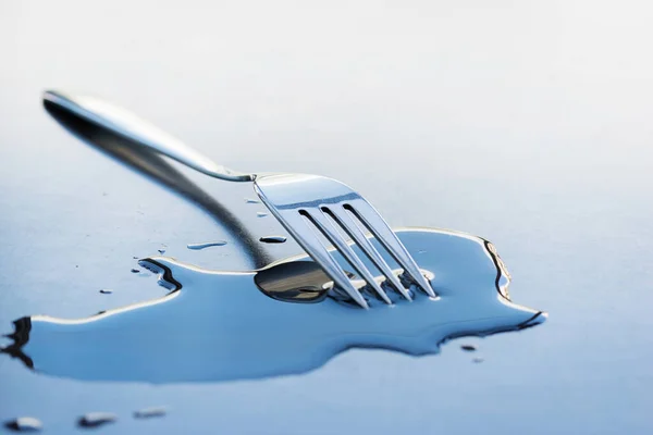 Tenedor Metal Sobre Una Gran Gota Agua Orgánica Sobre Una —  Fotos de Stock