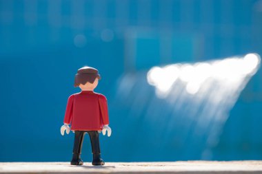 Bir subay figürü parlak mavi güzel gökyüzüne bakar. Hareketli oyuncaklar.